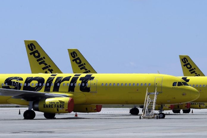 Aviones de Spirit Airlines en la pista del Aeropuerto Internacional de Orlando, el 20 de mayo de 2020, en Florida. (AP Foto/Chris O'Meara, File)