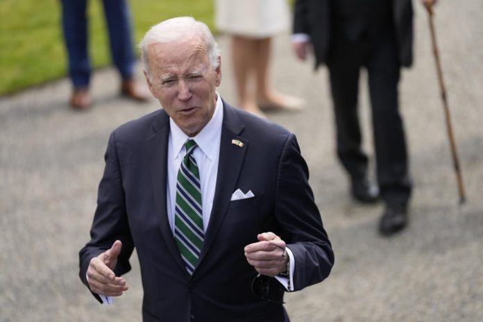 El presidente Joe Biden habla con la prensa en Aras an Uachtarain, el palacio presidencial en Dublin, Irlanda, jueves 13 de abril de 2023. (AP Foto/Patrick Semansky)