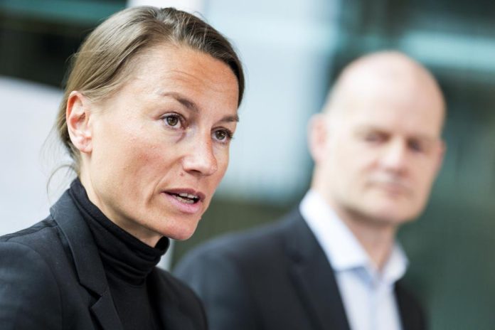 Inger Haugland, jefa de la unidad de contraespionaje del Servicio de Seguridad de la Policía de Noruega, habla con los medios en Oslo, Noruega, el viernes 14 de abril de 2023. (Javad Parsa/NTB Scanpix vía AP)