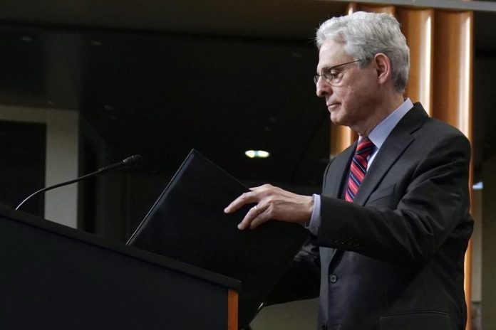 El secretario de Justicia de Estados Unidos, Merrick Garland, habla en la sede del Departamento de Justicia en Washington, el jueves 13 de abril de 2023. (AP Foto/Evan Vucci)